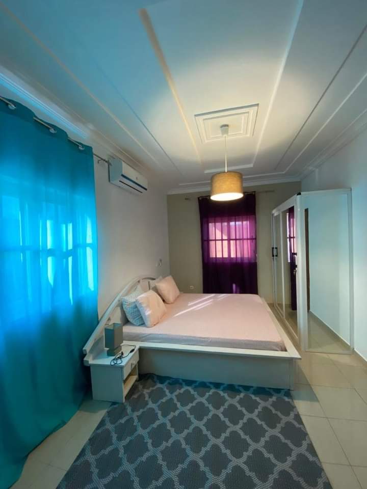 Une chambre à coucher lumineuse prise par ROTOR TOGO Expert Immobilier au TOGO