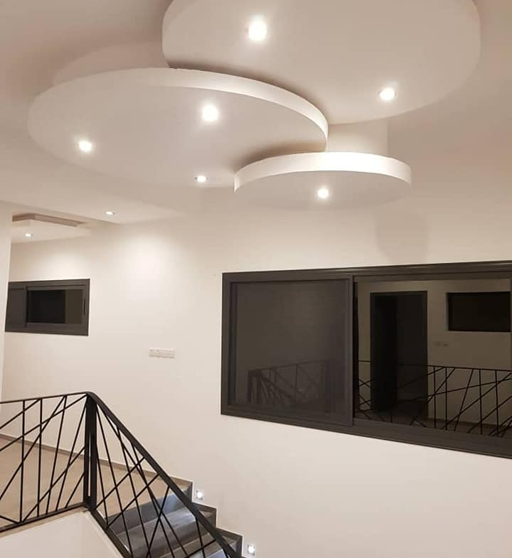 Plafond spacieux d'une villa-schola prise par ROTOR TOGO expert immobilier